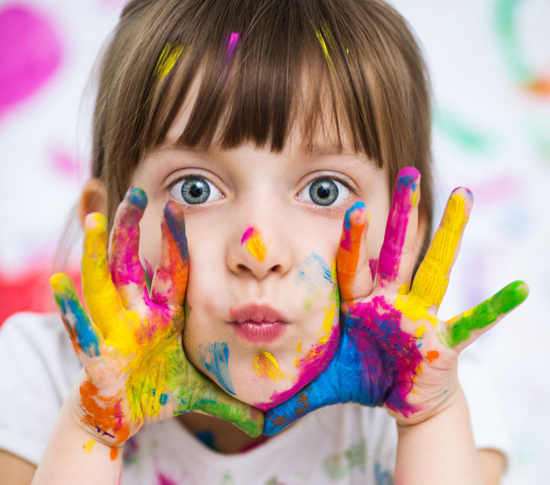 一个可爱、快乐、快乐的小女孩的手画成了鲜艳的颜色