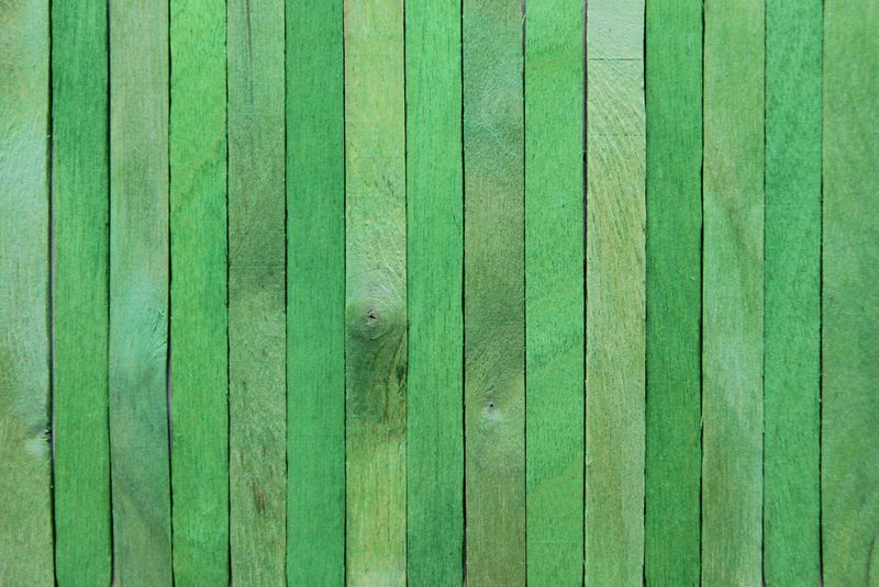 绿色木质背景。