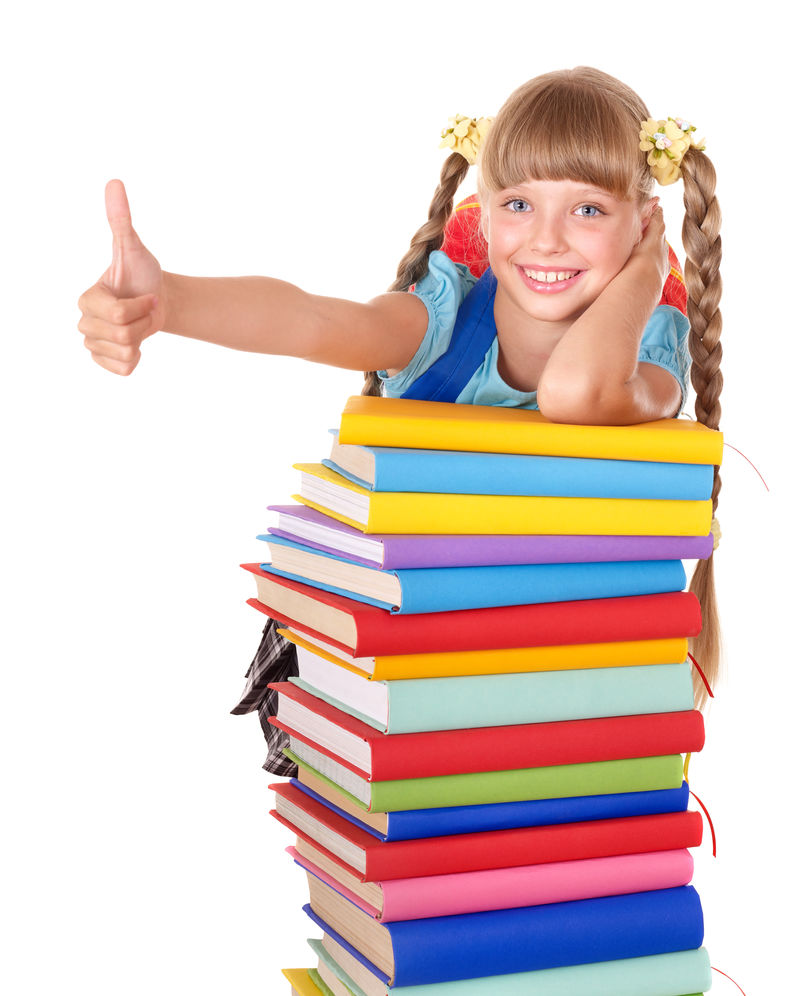 一个拿着一堆书，大拇指翘起来的女学生。