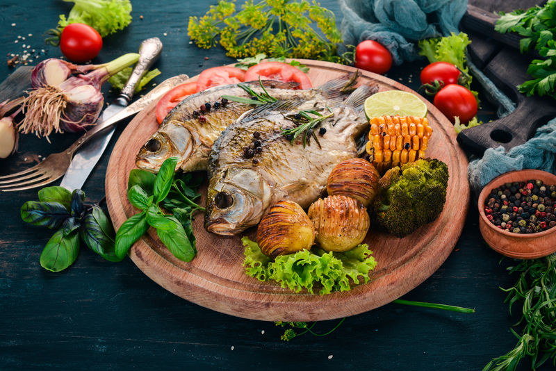 加香料和蔬菜的烤鱼-木底鲤鱼-顶视图-复制空间