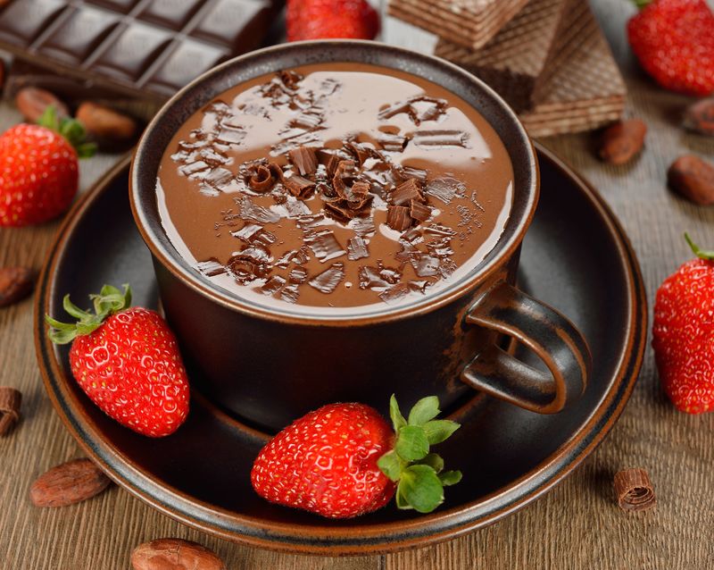 棕色的热巧克力和草莓
