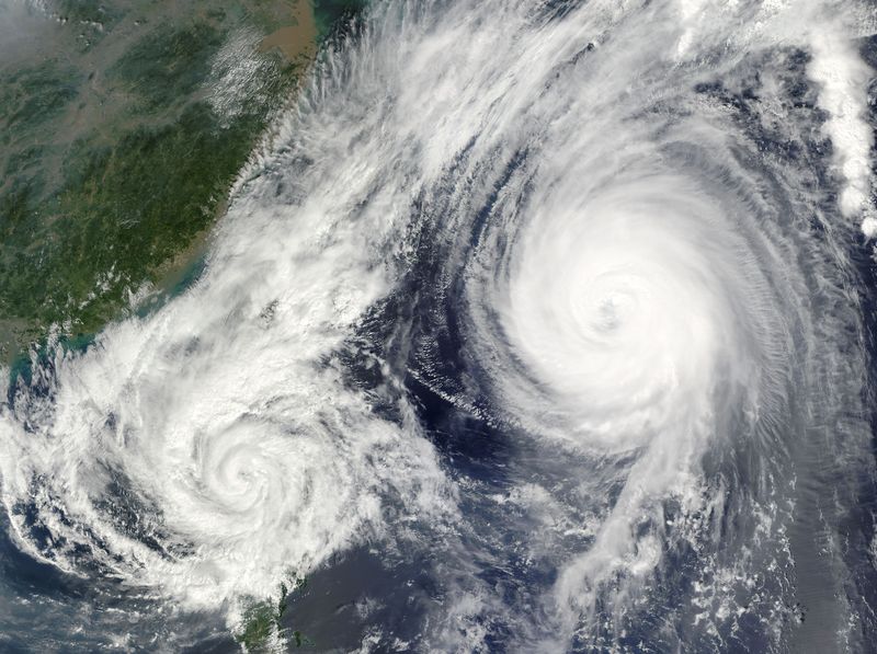 两个气旋搅动了亚洲水域-台风塔林和多克苏里-这张图片的元素由美国宇航局提供