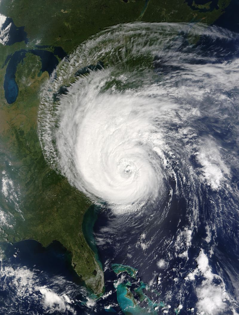 卫星视图-地球上的飓风-这张图片的元素由美国宇航局提供
