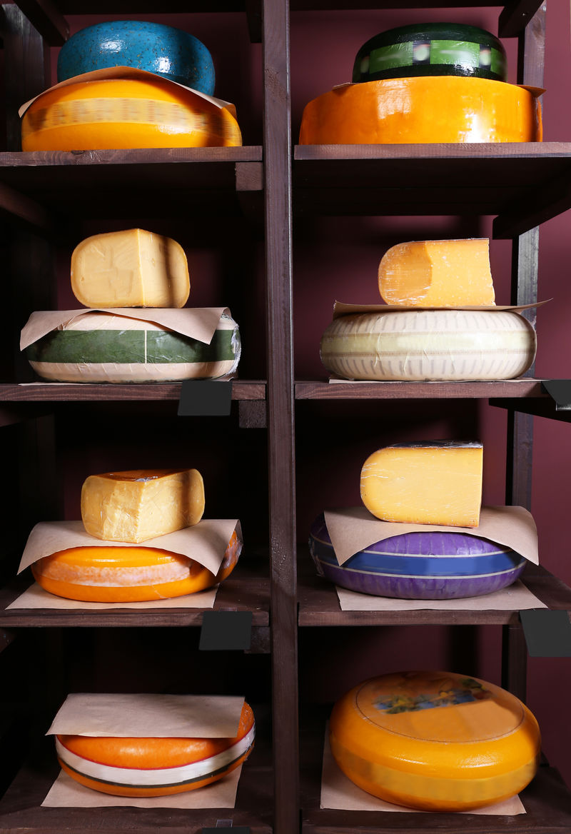 地下室货架上的各种奶酪