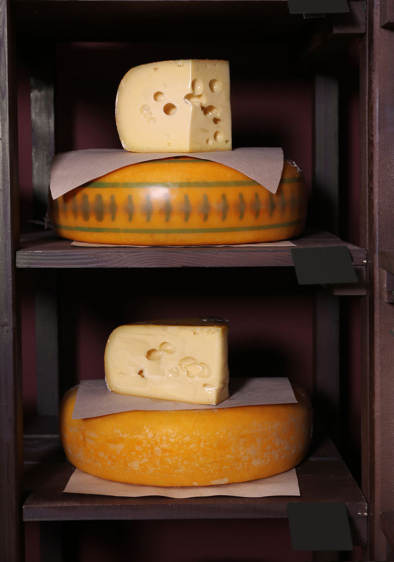 地窖货架上的新鲜奶酪