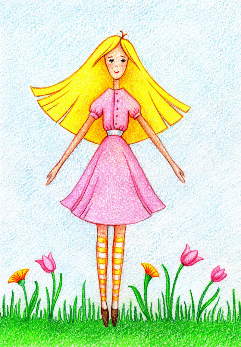 女孩站在彩色铅笔旁的草坪上