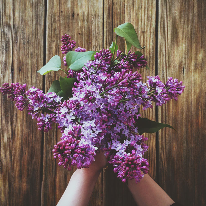 手捧鲜花