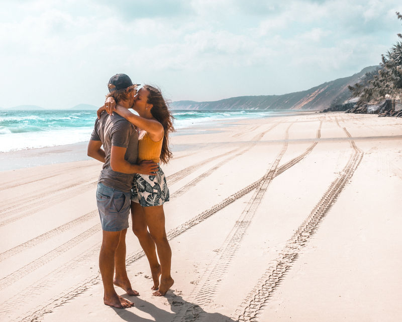 男人和女人在海滩接吻
