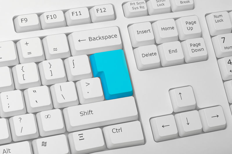 带蓝色按键的白色电脑键盘