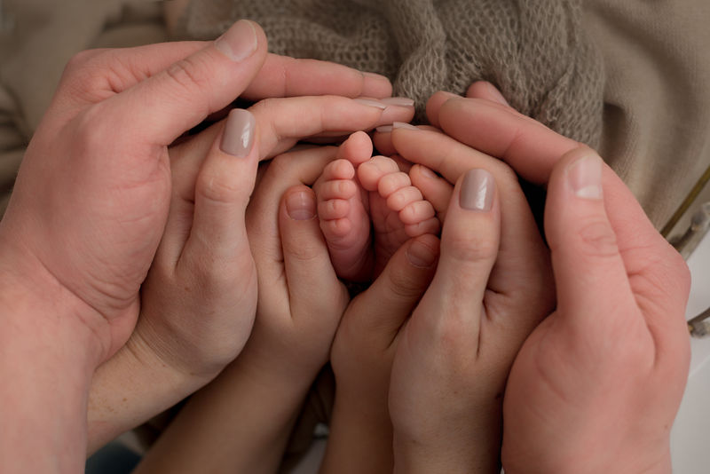 父母和孩子的手-新生儿的腿在爸爸妈妈手里-婴儿的腿在手上
