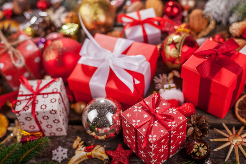 圣诞快乐-圣诞礼物-圣诞装饰品-礼物-糖果-俯视图-红色背景下的圣诞家庭传统