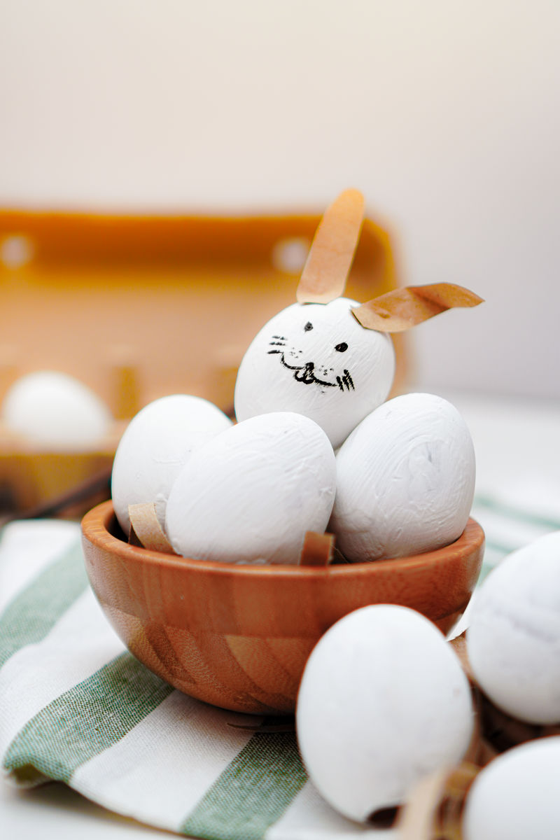 复活节，一个装饰过的蛋，看起来像一只兔子和其他白色的