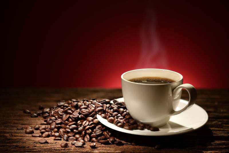 烟熏咖啡和红棕色背景的咖啡豆