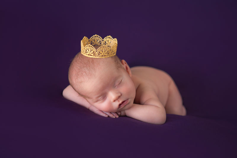 戴着金皇冠的新生女婴