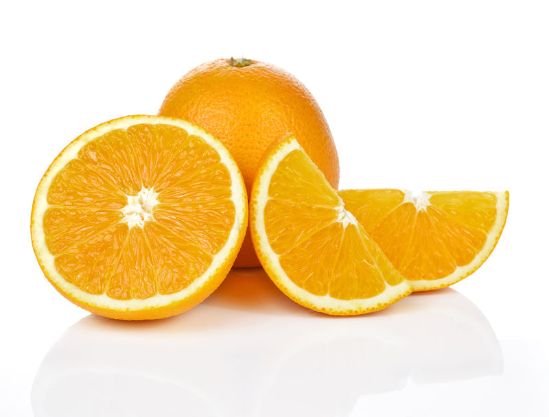 白色背景上的橙子