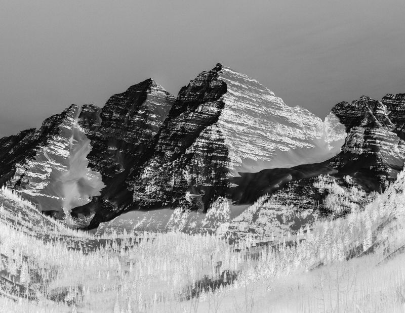 栗色铃铛就在科罗拉多州的阿斯彭郊外\u0026；s Rocky Mountains USA-美国科罗拉多州圣胡安县的Fall aspens-原始图像来自\u003Ca href=\u0022https:\/\/www