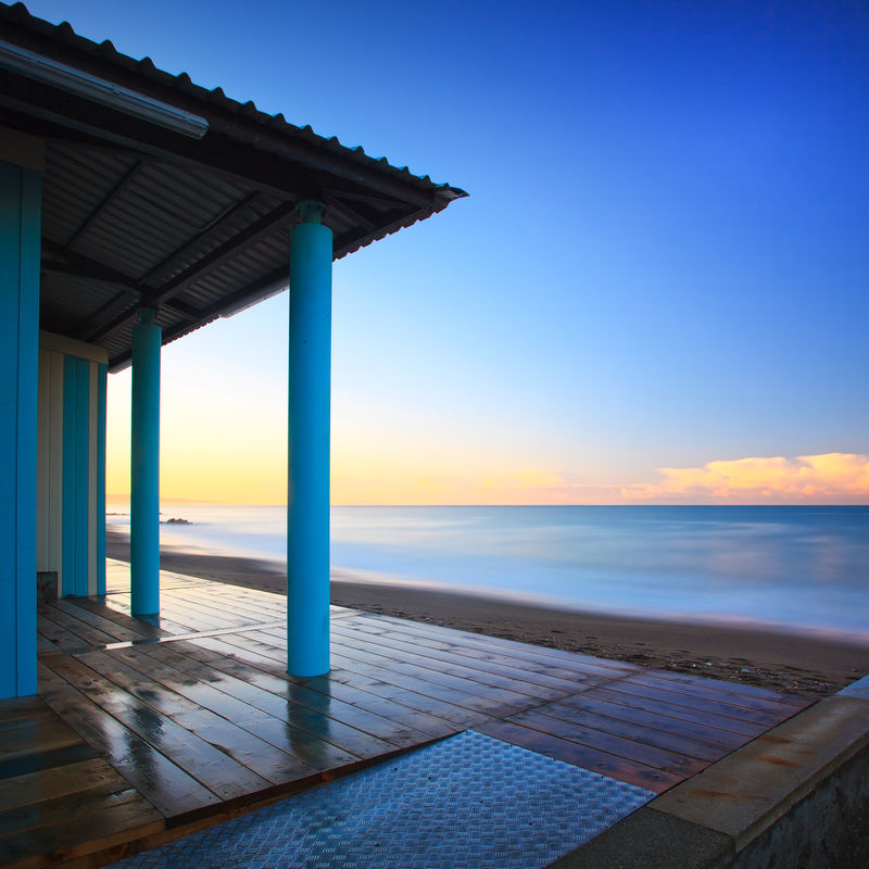 海滩浴室柱廊式建筑清晨大海托斯卡纳