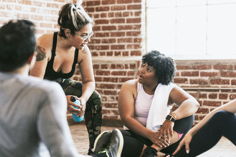 运动型女性在训练后互相交谈