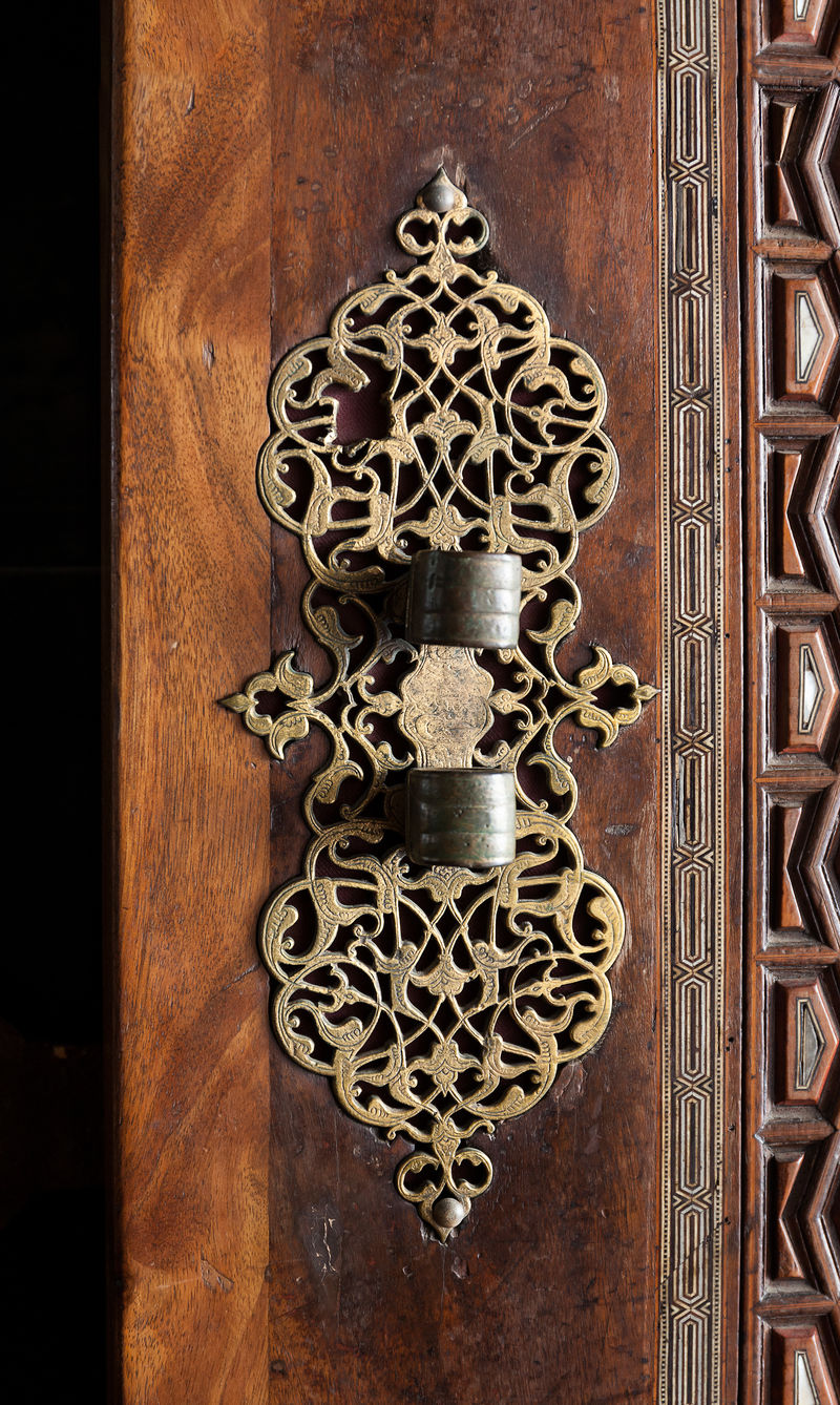 伊斯兰雕刻门与美丽的细节背景