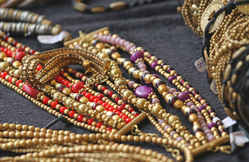 出售的古代黄金首饰和贵重珠宝