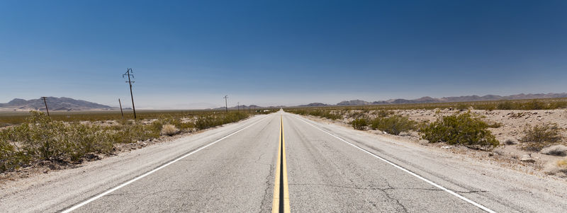 美国亚利桑那州沙漠中的无尽道路