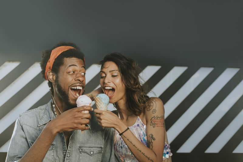 一对快乐的情侣在吃冰淇淋
