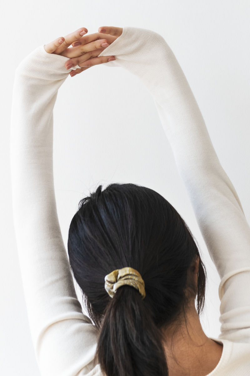 一个年轻女人伸展手臂的后视图