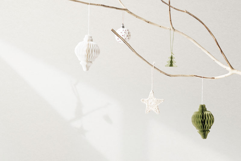 圣诞装饰品挂在白色背景的树上