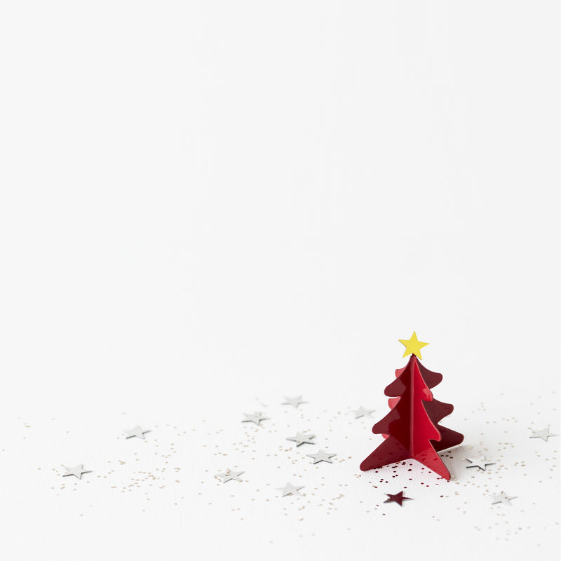 白色背景上的节日红色圣诞树装饰