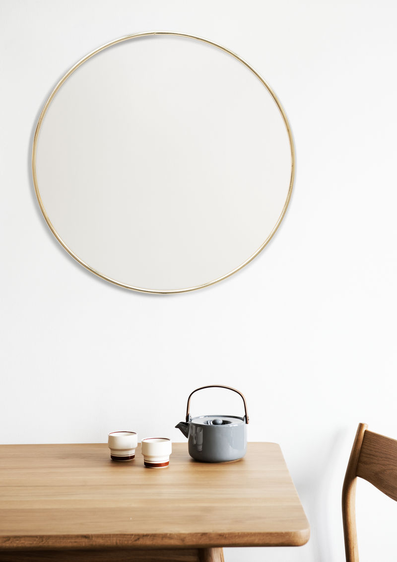 茶具旁白墙上的金框