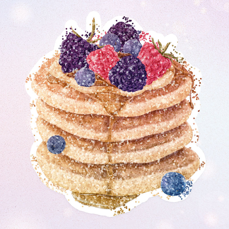 闪亮的薄煎饼上覆盖着浆果贴纸背景是柔和的紫色