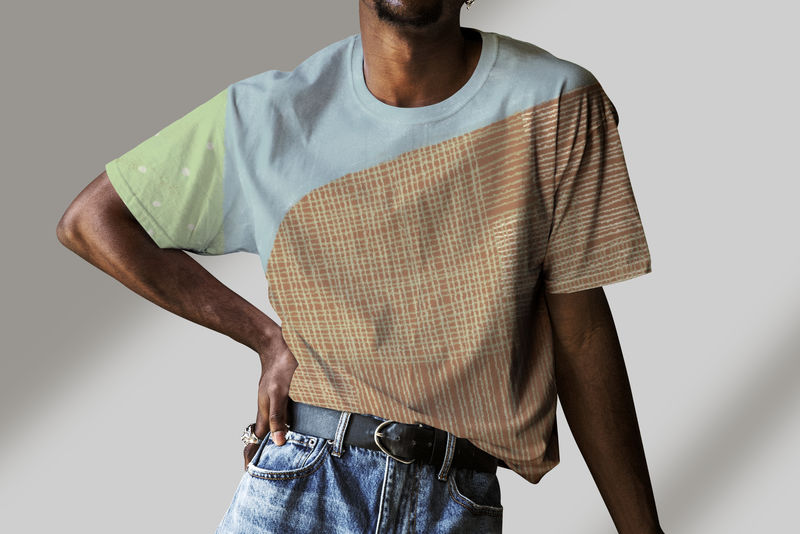 一个穿着手工图案t恤模型的黑人