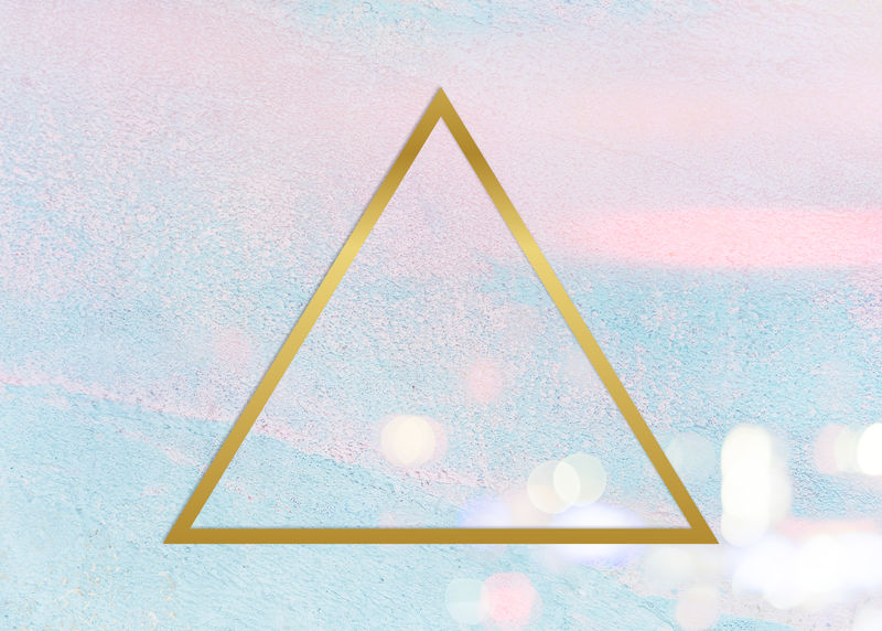 粉彩粉色和蓝色混凝土纹理背景上的金色三角形框架