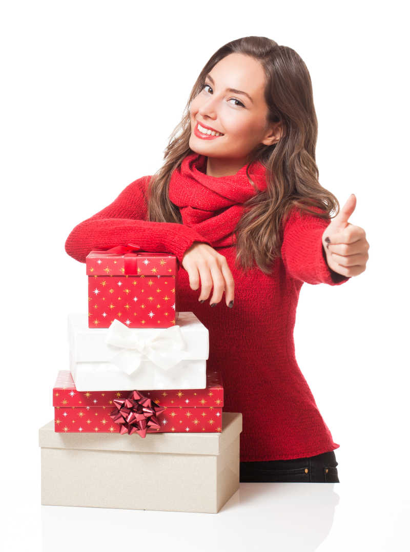 白色背景下抱着礼品盒的美女竖起大拇指