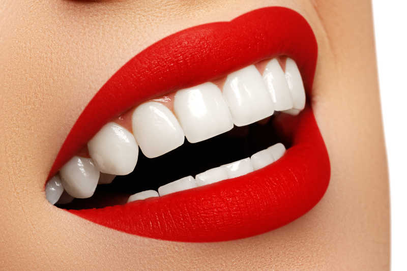 女人漂亮的牙齿和唇线精致的红色嘴唇