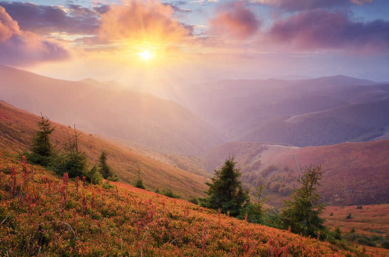 夕阳照耀了整个大山