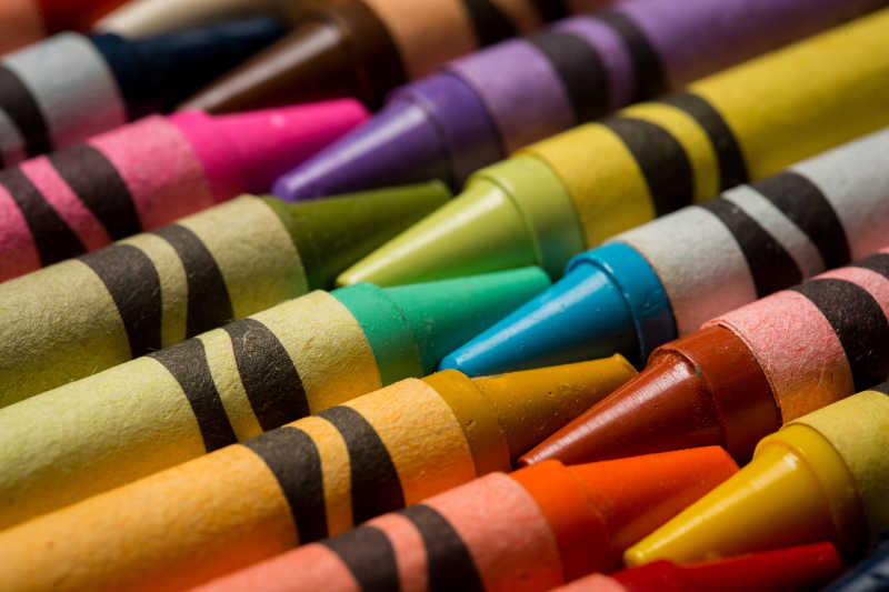 不同颜色的蜡笔
