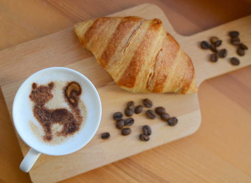 羊角面包与一杯猫状拉花咖啡