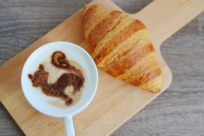猫型图像咖啡和面包