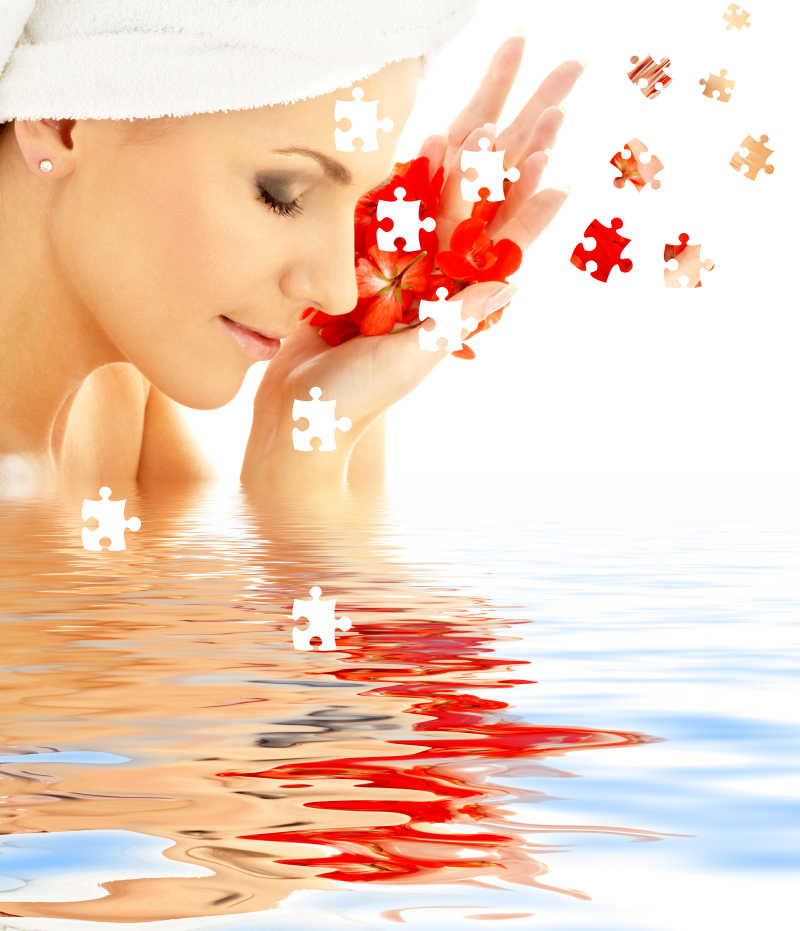 可爱的女人在水中绽放着红色的花瓣