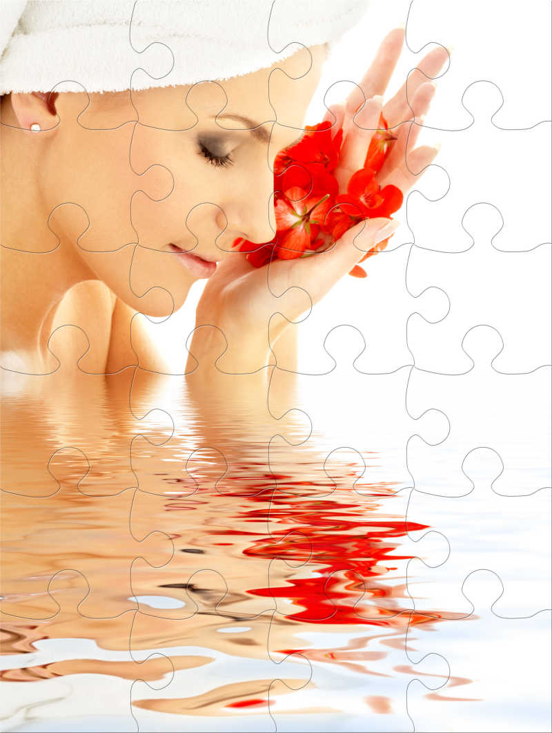 在水中绽放着红色的花瓣的可爱的女人