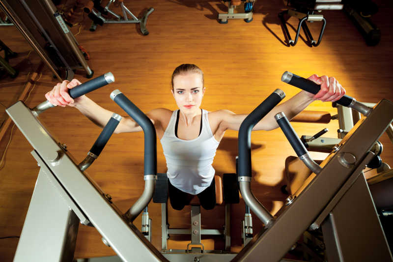 健身房里正在锻炼的女人