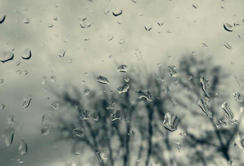 淋有雨滴的玻璃