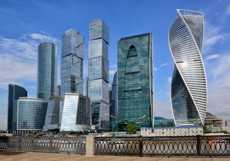 蓝天白云背景下的莫斯科国际商务中心