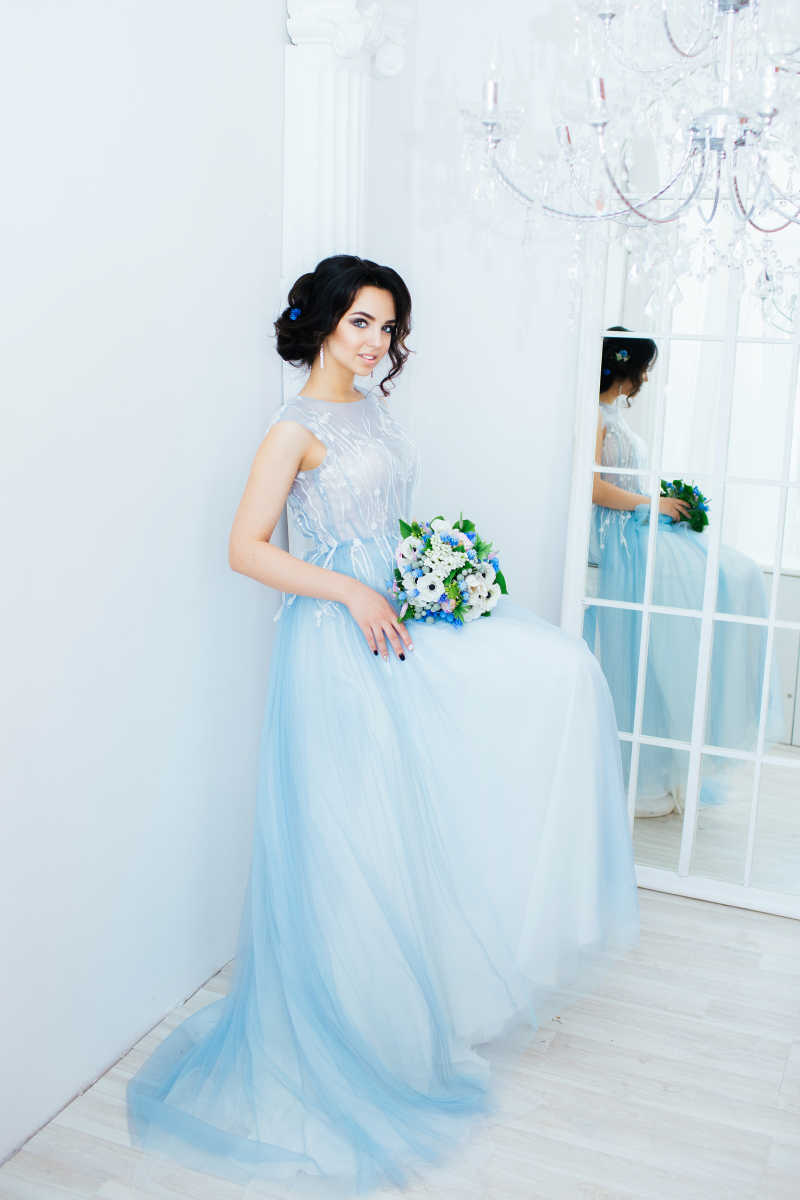 穿着淡蓝色纱裙的年轻漂亮的新娘