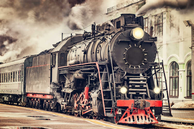 驶出车站的蒸汽火车