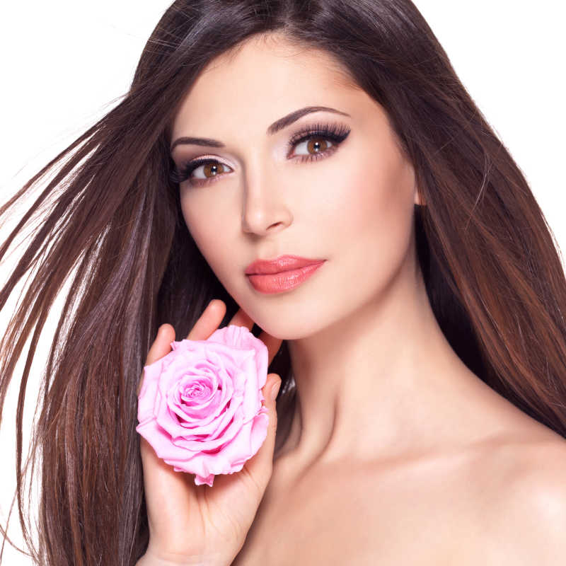 一个美丽的白色长头发和粉红色的玫瑰在脸上的女人的画像