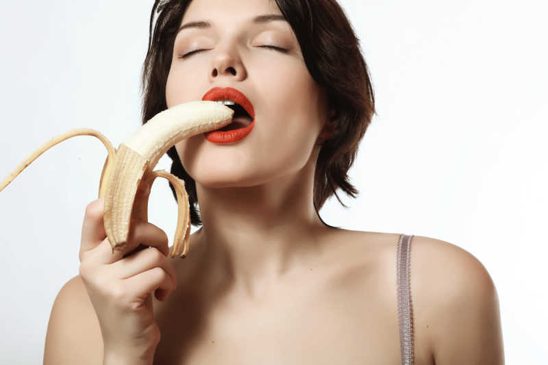 性感的女孩吃香蕉