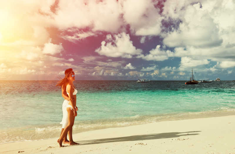 在马尔代夫海滩上的度假的情侣
