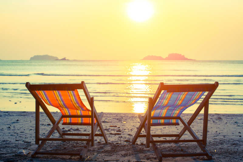 两张沙滩椅在海边